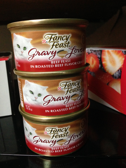 I can smell the cat food inside that can! Mmmm..... smells good!